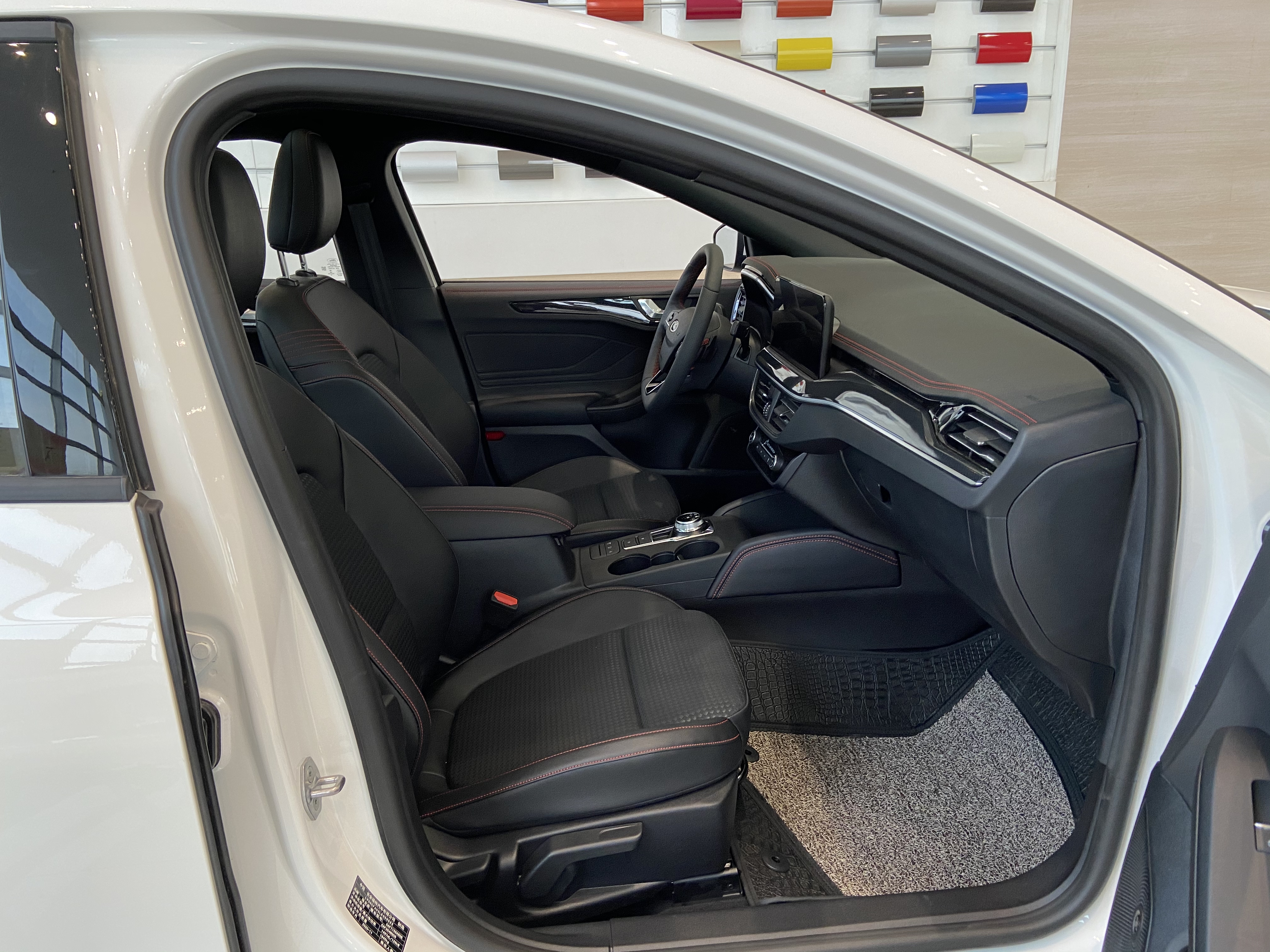 颜值在线的美式“钢炮”！运动属性拉满，实拍长安福特福克斯