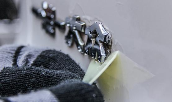 尾部车标怎么抠掉,汽车车头车标可以抠掉吗