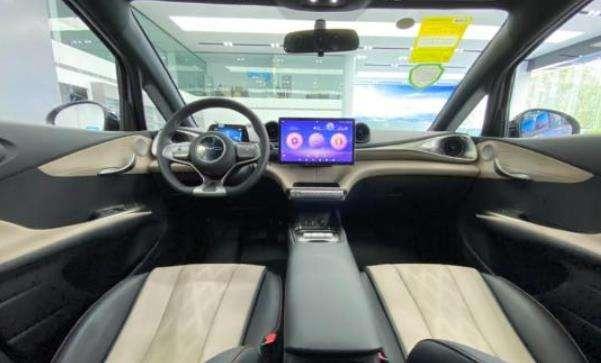 比亚迪新能源汽车海豚试驾视频,比亚迪e2和比亚迪海豚选哪个