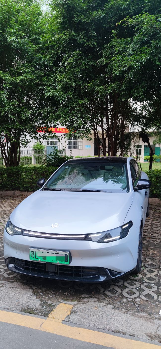 零跑c01和c11哪个空间更大,零跑c01高性能版和性能版区别