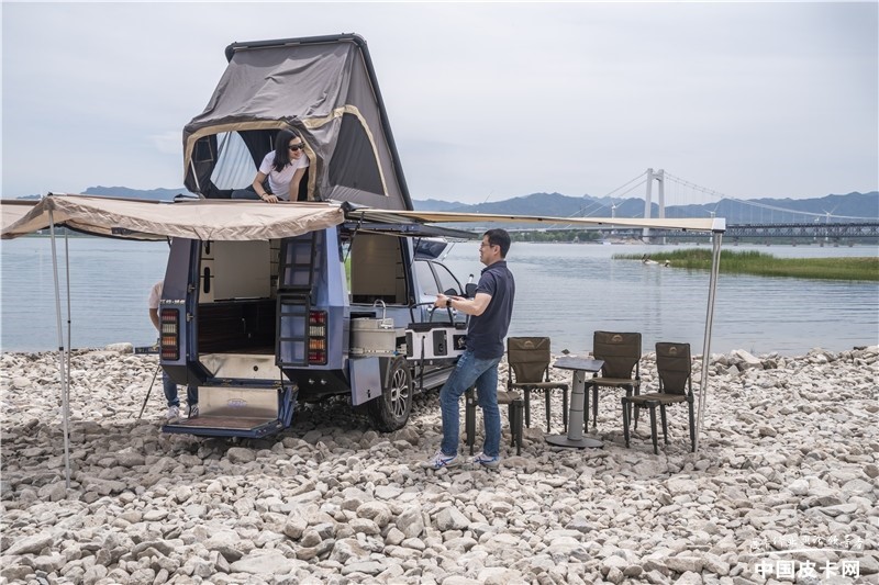 封闭皮卡露营车,带公告皮卡露营车