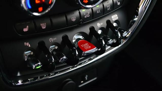 女性开宝马mini给人什么感觉,年轻人第一台车建议选宝马mini吗