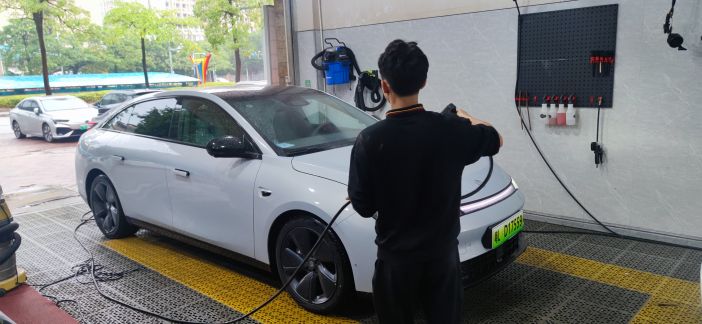 零跑c01和c11哪个空间更大,零跑c01高性能版和性能版区别