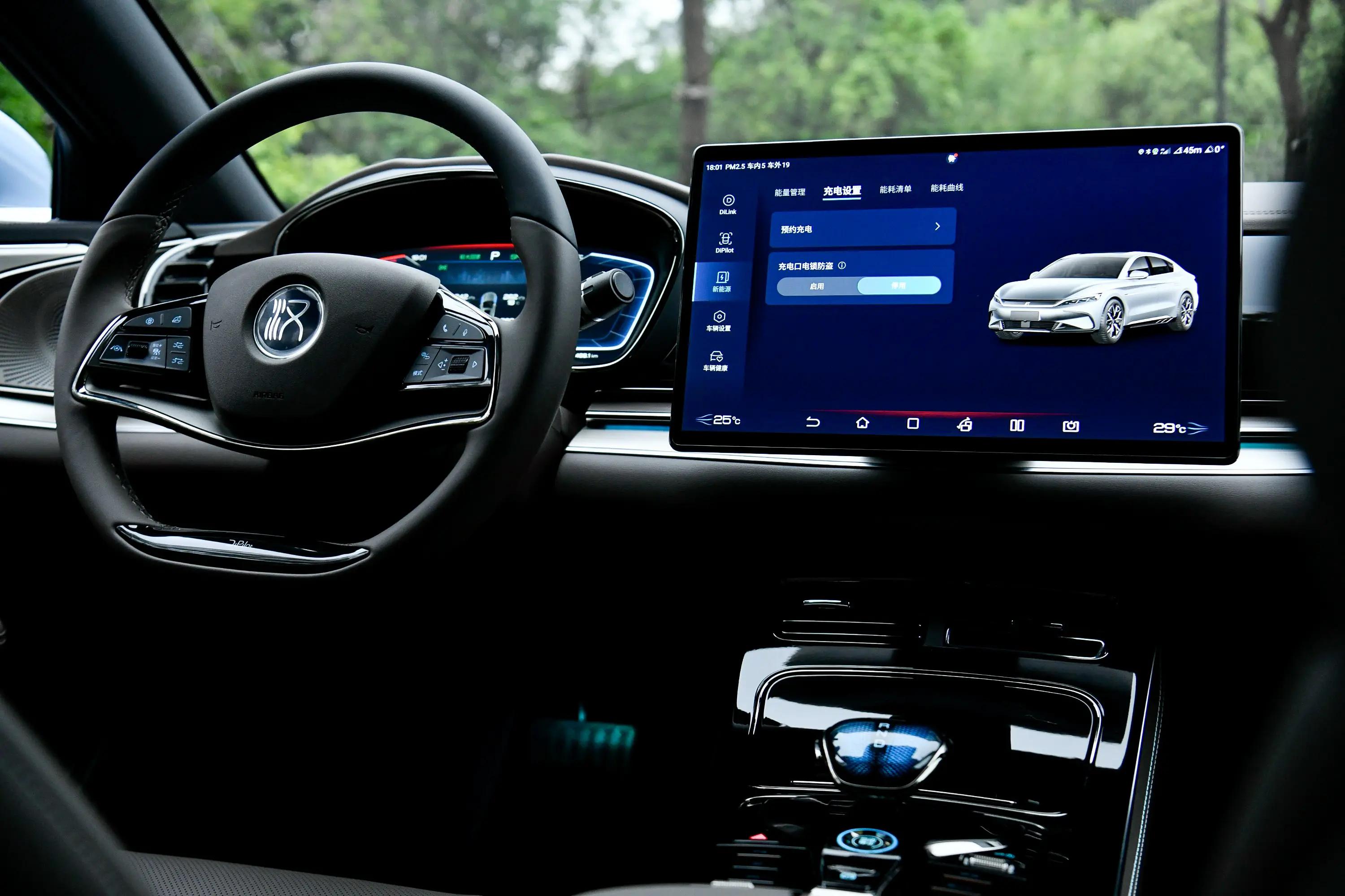 感受中式豪华比亚迪汉ev,颜值能打操控出色比亚迪汉ev