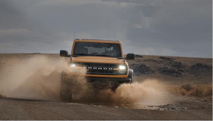 福特新bronco跟牧马人越野视频,福特硬派越野车bronco平行进口