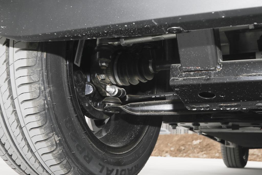 配造型凌厉的前保险杠显得运动,黑前保险杠配什么颜色中网