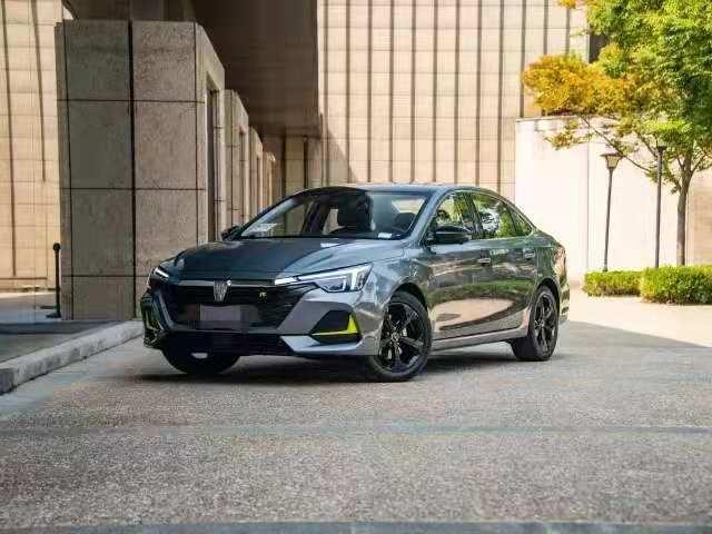 天幕+大空间+14.3英寸屏，荣威i6MAX称得上A+级轿车杠把子