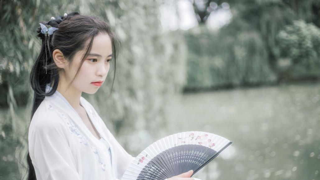 小说：农女进城摆摊卖炭生意好，同行眼红，半路绑了她暴打一顿