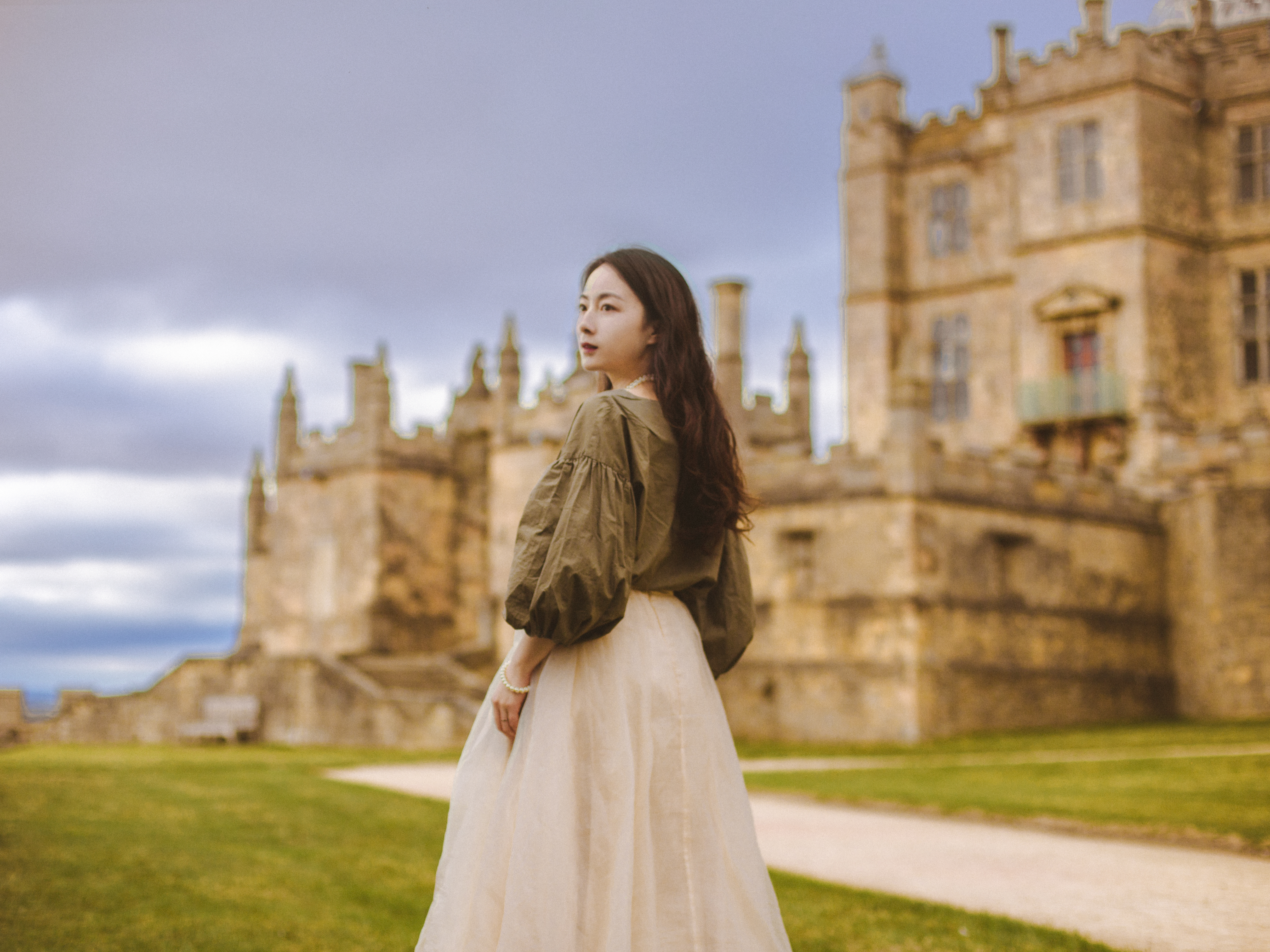阴历二月底，夜阑更深的城市迎来了一场不寻常的大雪