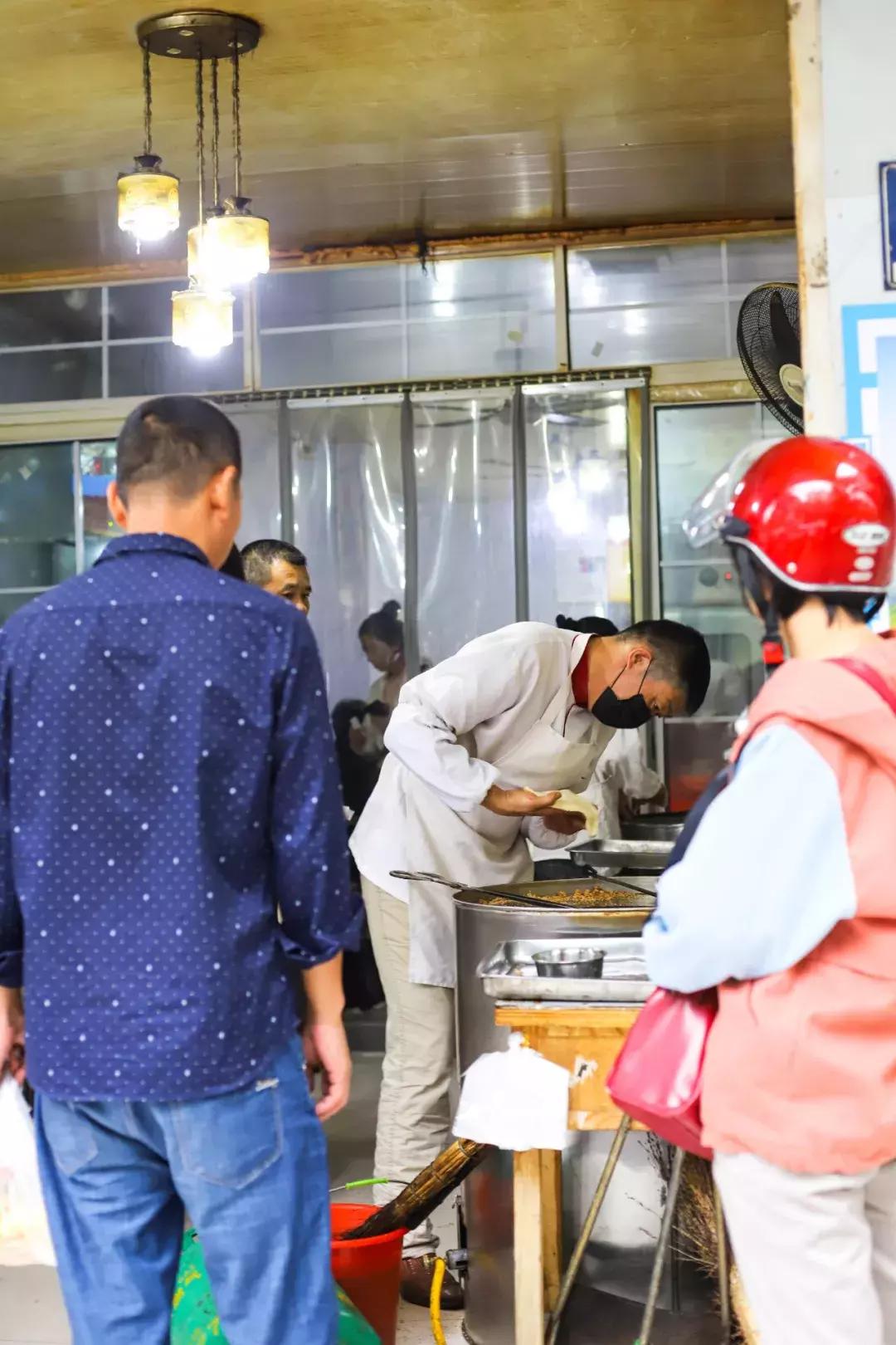 从摆摊到开店，阜阳20多年的早餐店，生意火到老板需要拿话筒喊号