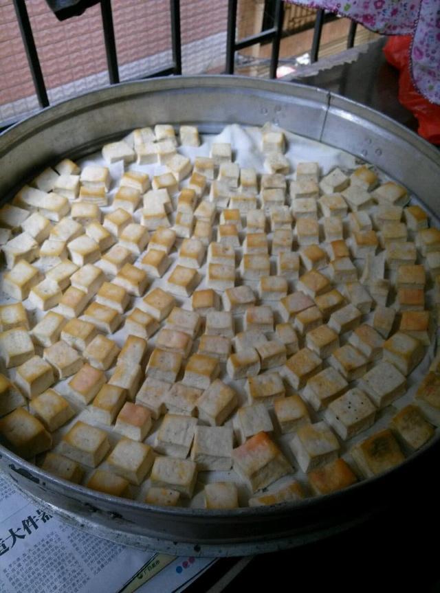 霉豆腐怎么发酵长白毛没有稻草,做霉豆腐会酸是怎么回事