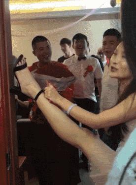 这伴娘真胆肥呀，居然还敢这样堵门