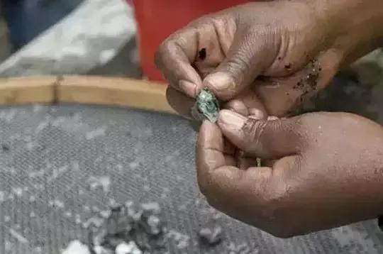 巴西奶奶绿这么贵是有道理的，开采太难了！都是高科技