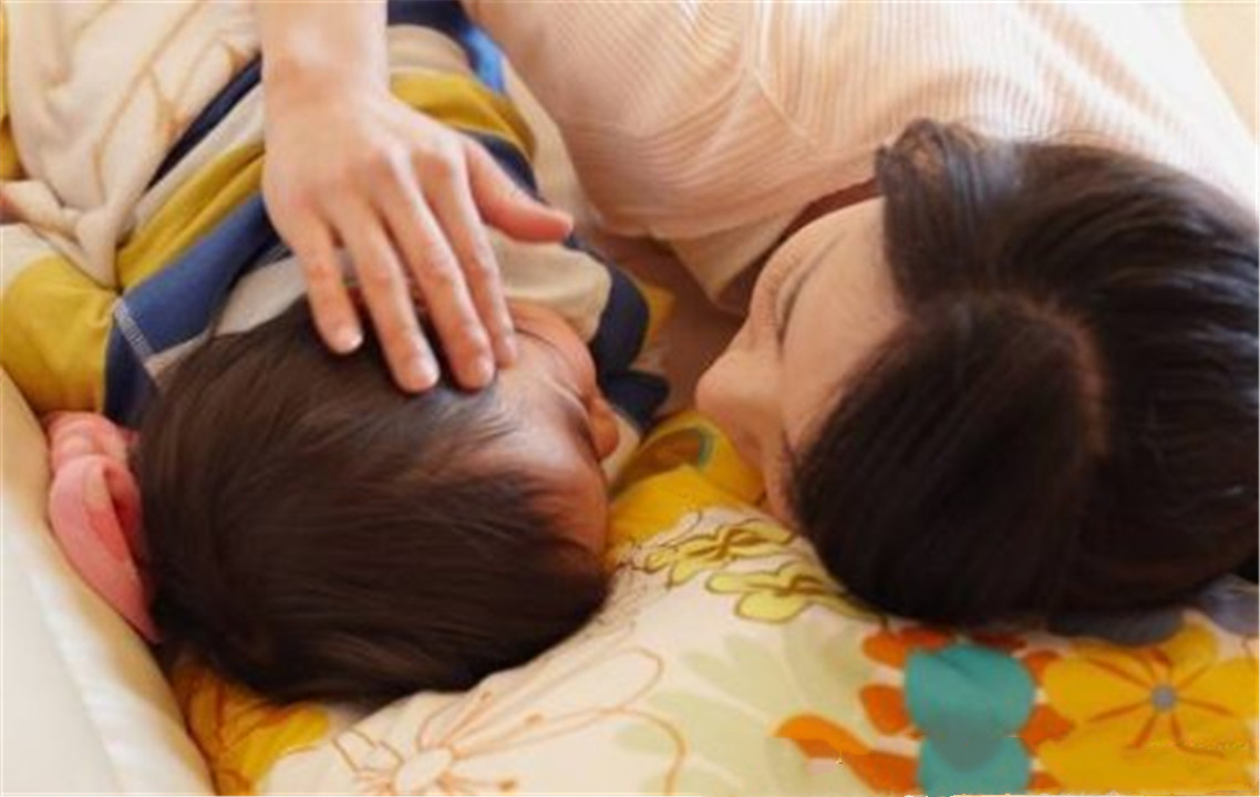 宝宝老睡不安稳要抱着怎么回事,宝宝要抱着哄睡怎么办