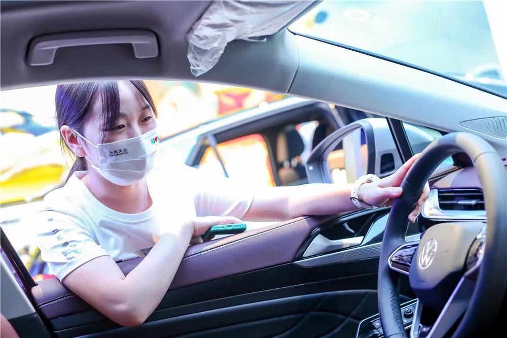 这个国庆节，上汽大众ID.家族用志愿红表达心中热爱