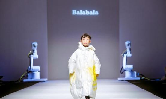 易烊千玺弟弟易烊昱华走秀,易烊千玺弟弟走秀