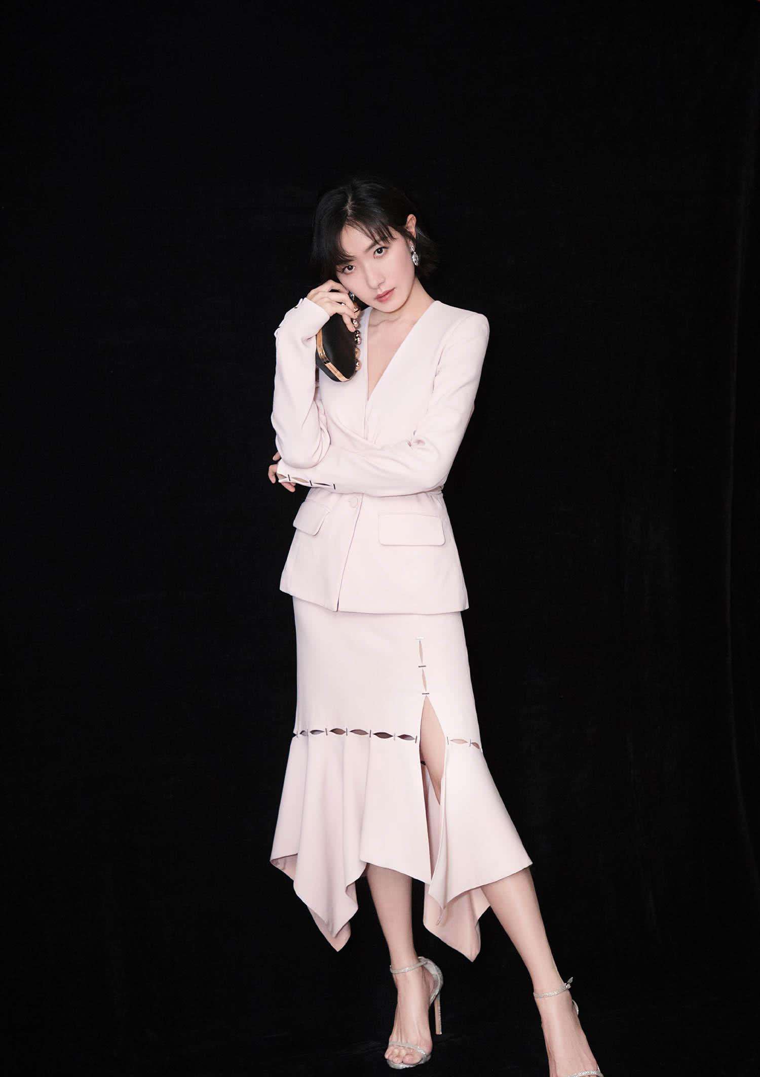 36岁演马天宇的老婆，今穿紧身裤双腿细长直，配短靴更抢眼了