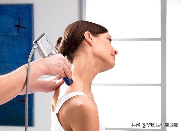 右侧后背僵硬肩胛骨下边疼,右后背肩胛骨下方僵硬是咋回事