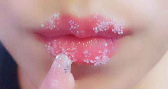 嘴唇干裂有细纹?看李若彤分享的护唇方法,砂糖加点“油”好滋润