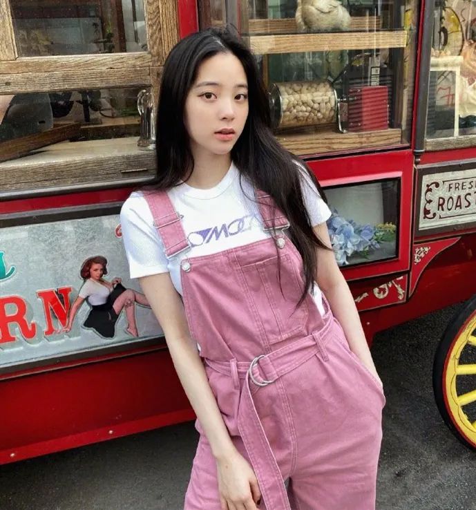 穿背带裤感觉松松垮垮的,穿背带裤显人厚该怎么弄