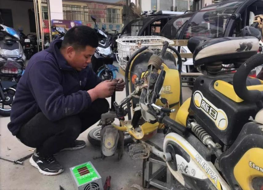 电动摩托车不拧转按启动按钮就走,电动摩托车油门拧不走是什么原因