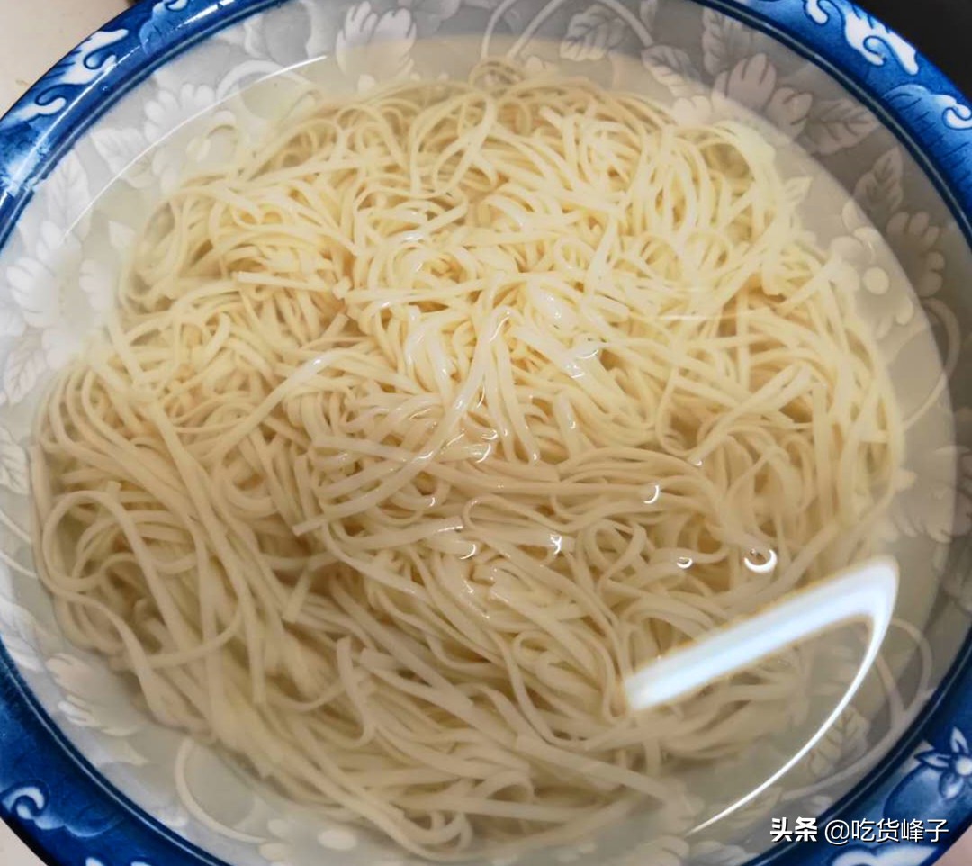 鸡蛋酱怎么做拌面条,爱吃面条的要留意