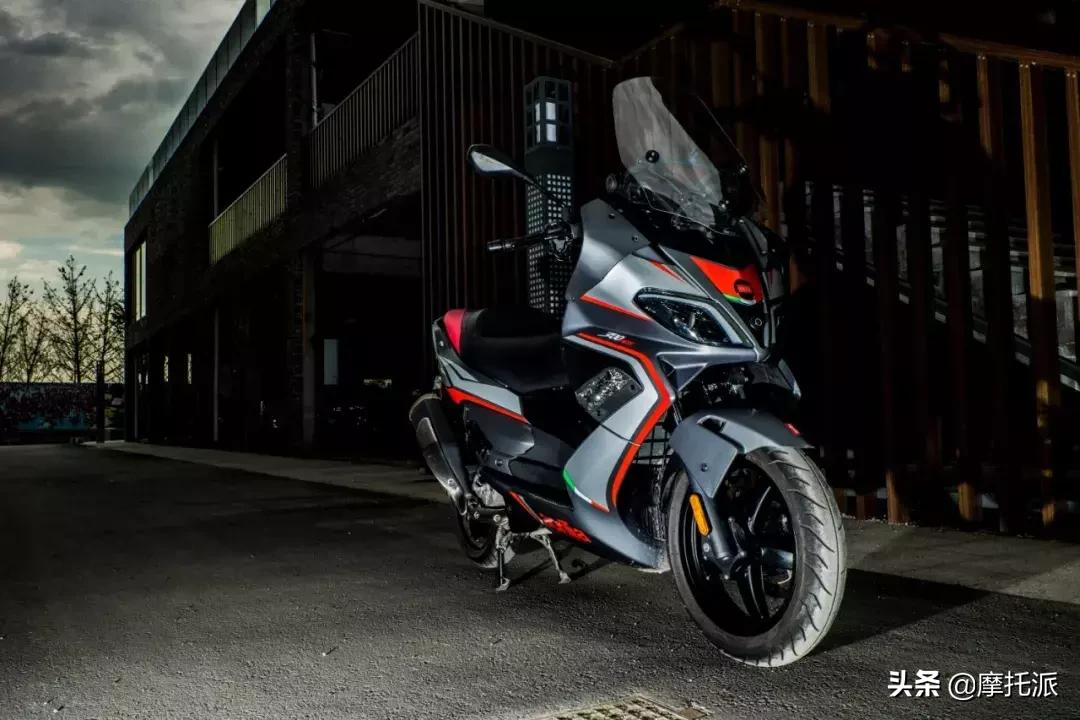 这是一辆让人爱恨交加的大踏板,阿普利亚SRMAX300综合测评-上