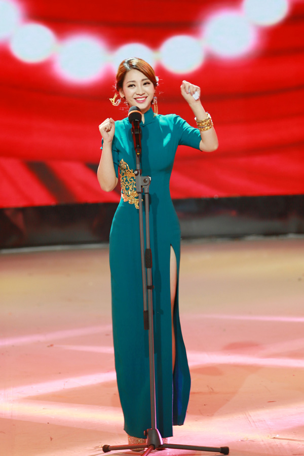 柳岩穿白色蕾丝旗袍的照片,柳岩真的很美吗