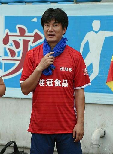 20年前迷倒万千女球迷的虹口小鲜肉,退役后成首位开飞机的球员