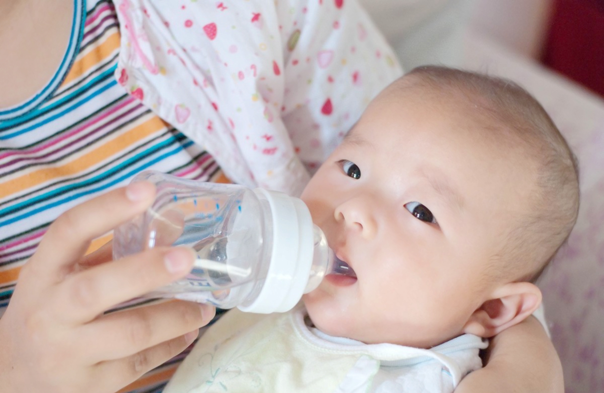 不知饱的新生儿怎么喂,新生儿不动饱一样一直吃