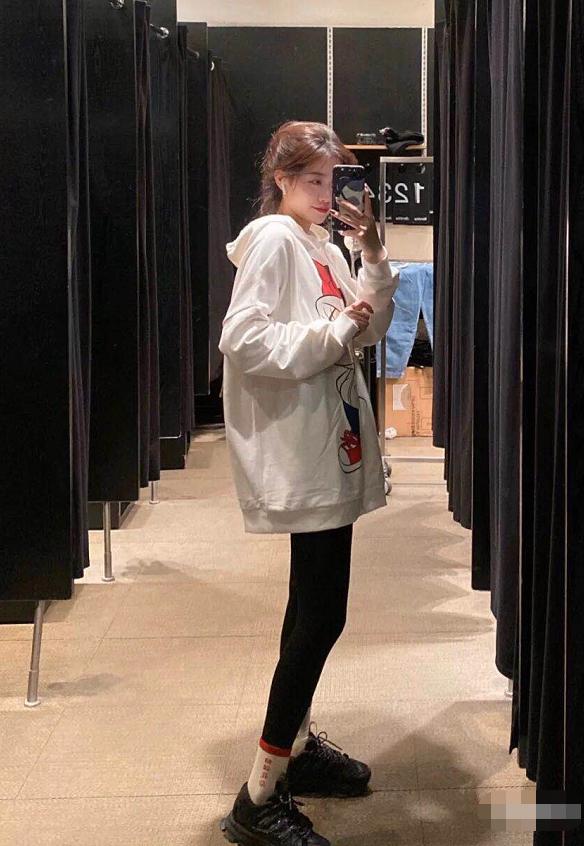 冬季阔脚裤搭配卫衣,过膝长款卫衣配瑜伽裤