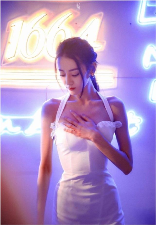 迪丽热巴穿礼服出席活动,迪丽热巴穿礼服散气场