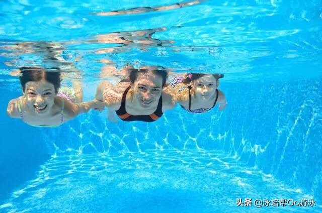 小孩怕水教练怎么教,怎么正确引导怕水的孩子学游泳