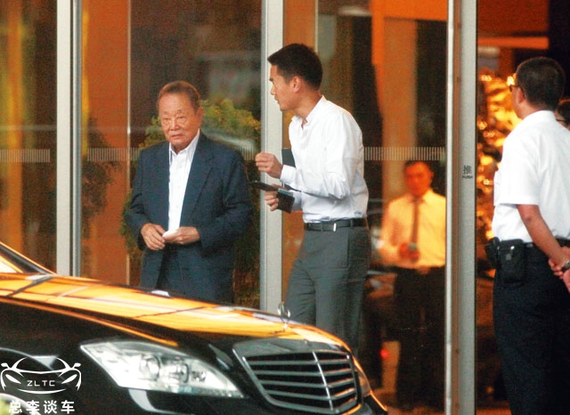 金龙鱼幕后的大老板，身家800多亿，买车只买低配