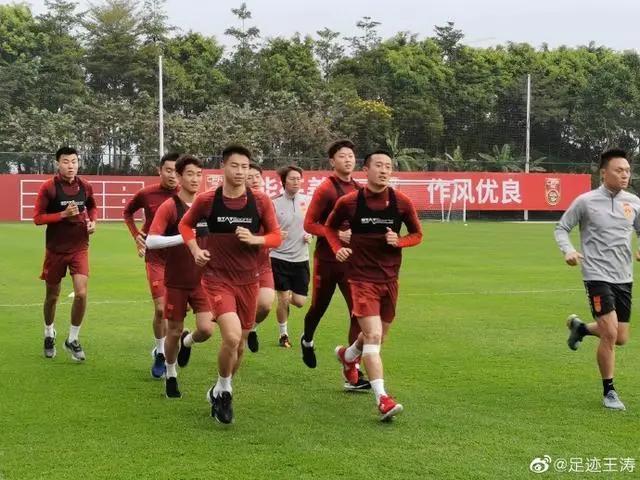 早晨跑步，上午工作，下午训练，带队冲进12强的李铁心情大好