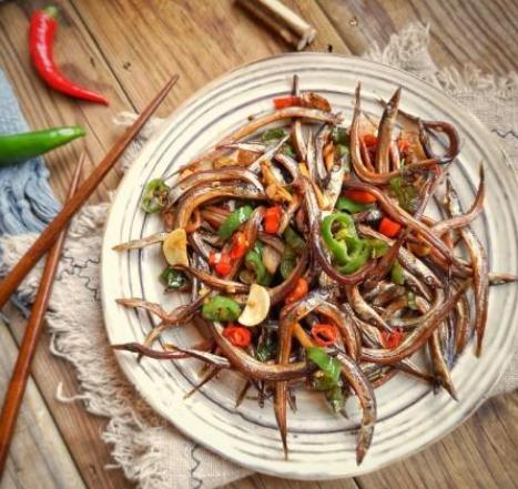 怎样做美味又简单的小鱼干,炒小鱼干喷香美味下饭菜