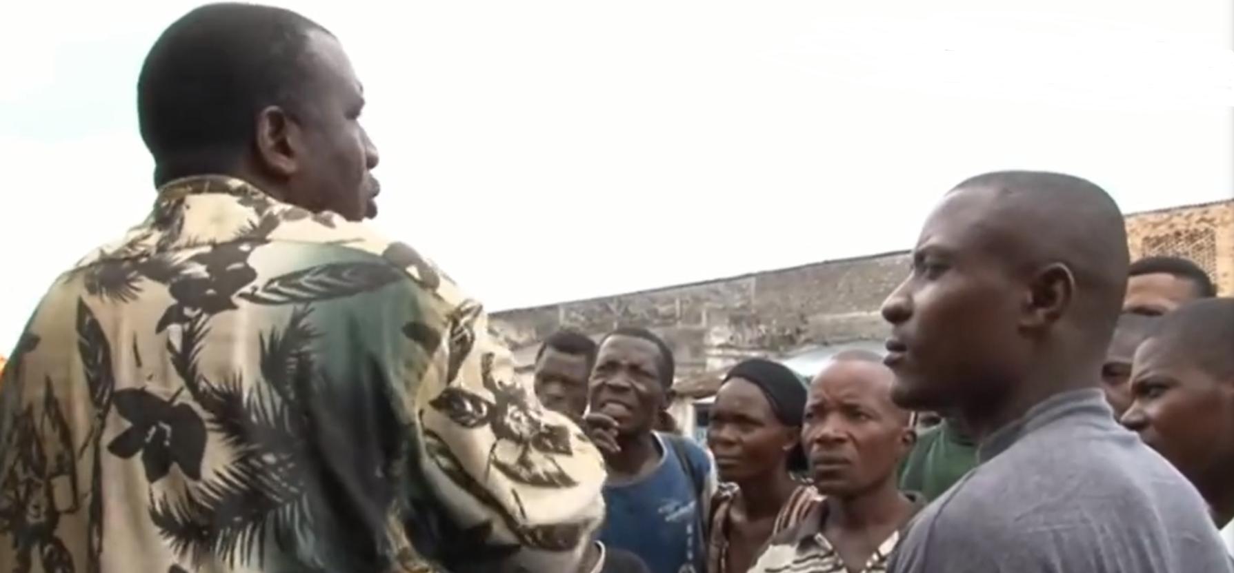 非洲货船严重超载，1700人挤在上面没有厕所，晚上开船用手电照明