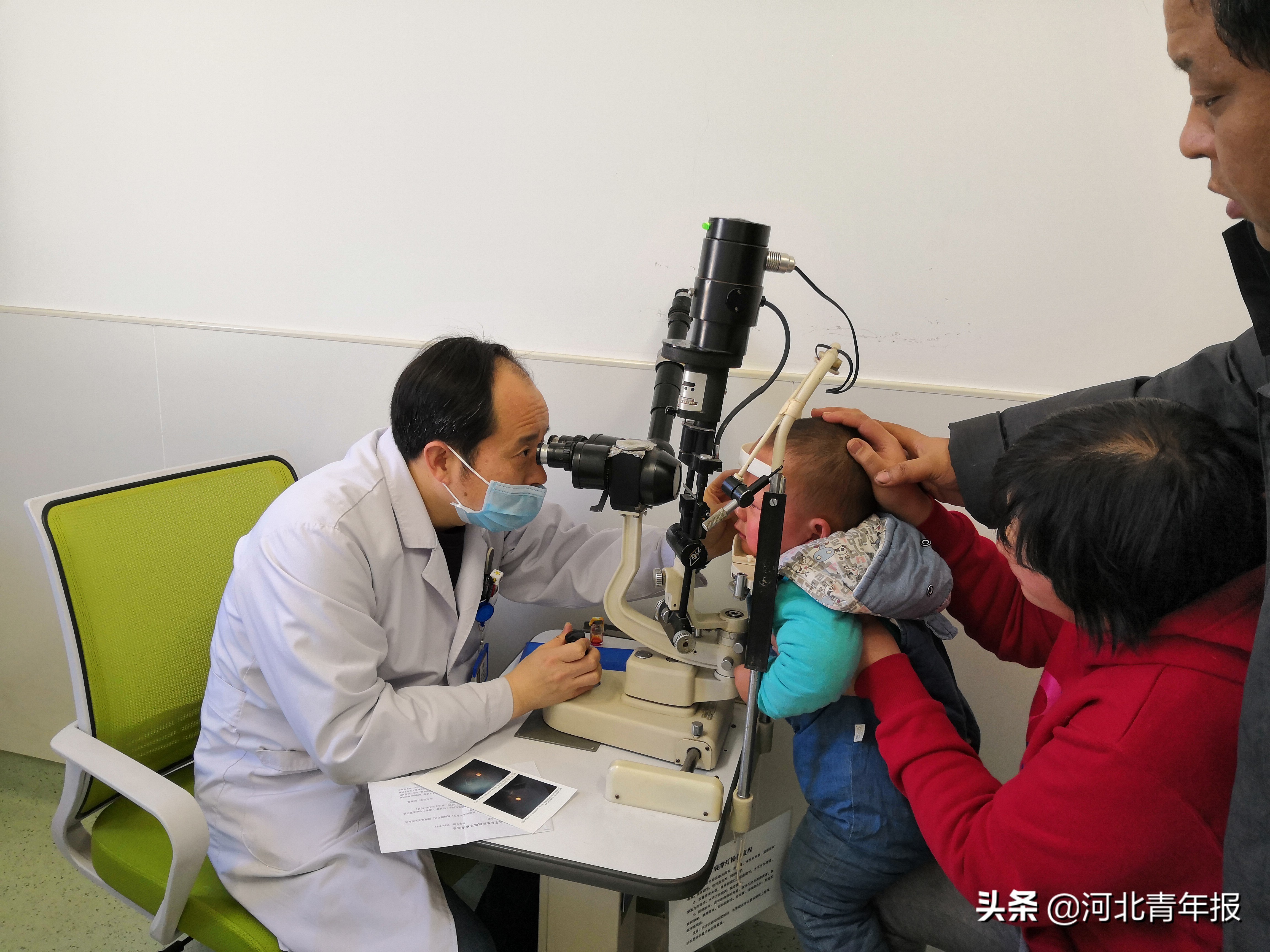 小孩玩手机眼睛生病了,孩子玩手机过度导致眼睛失明