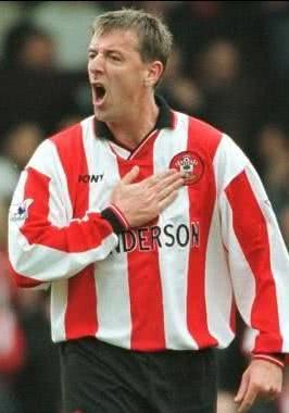 英格兰现役球星喜欢混夜店,英格兰足球天才酗酒早逝