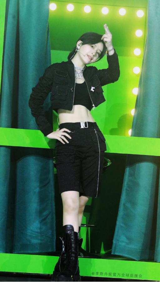 李斯丹妮的机车造型是真的辣，露腰又露腿，身材好果然敢穿