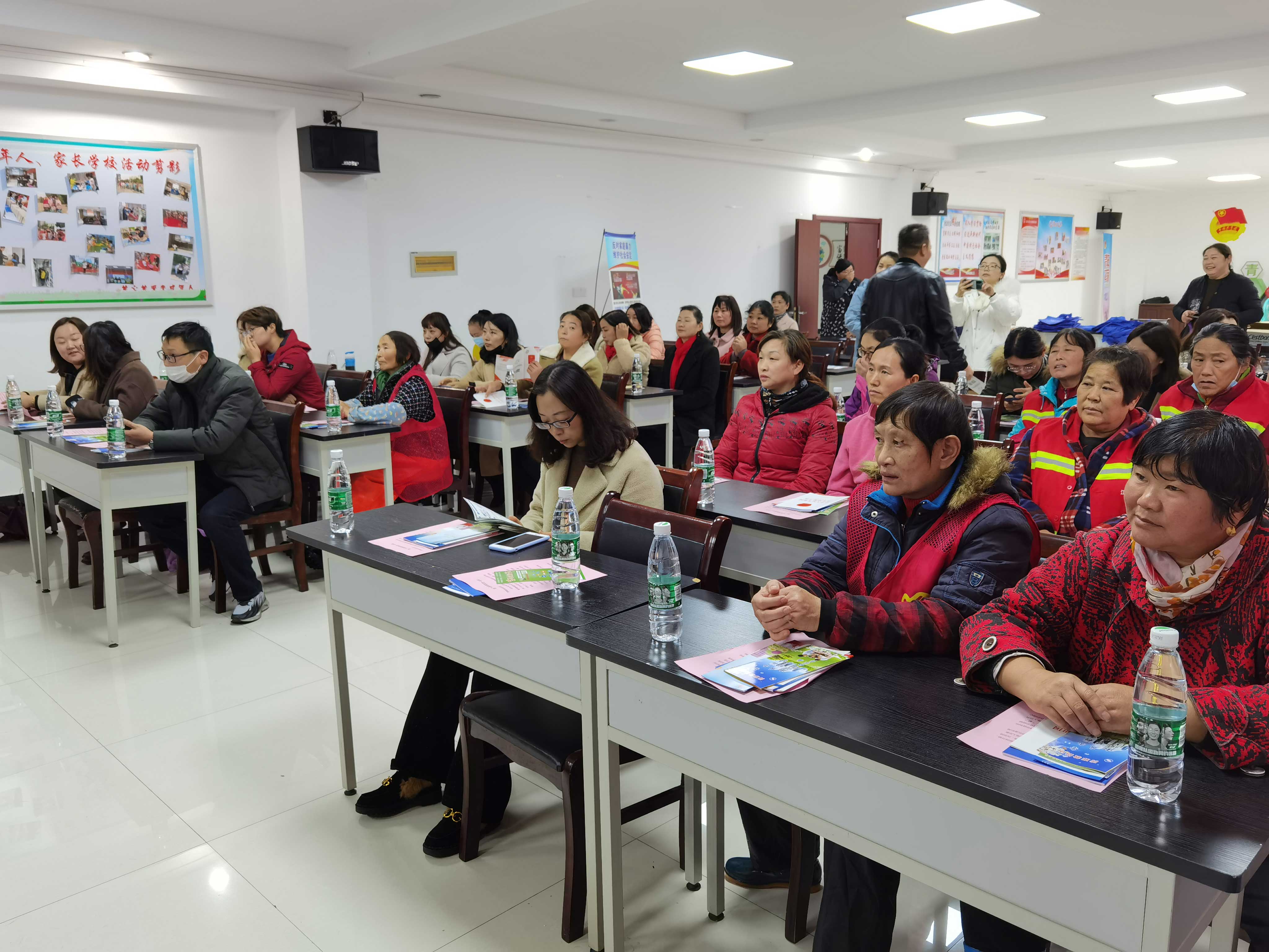 天丰集团、天丰大酒店联合开展“学《中国*产党共**章程》树*产党共**员模范形象”主题*党**课活动