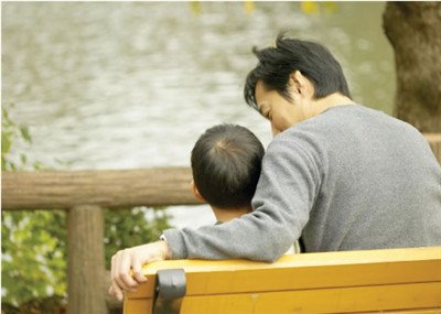 孩子偷家里的钱怎么办？不打、不骂这样做可以让孩子主动承认错误