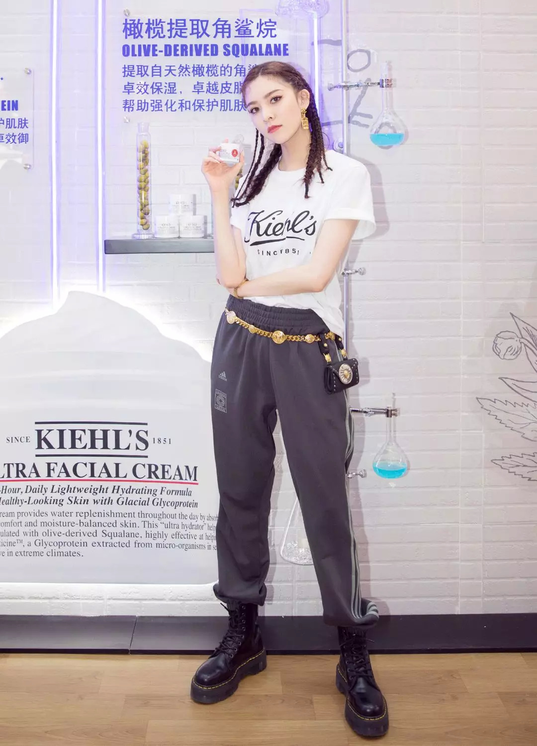 一点也不热,酷妹的马丁靴里都有空调