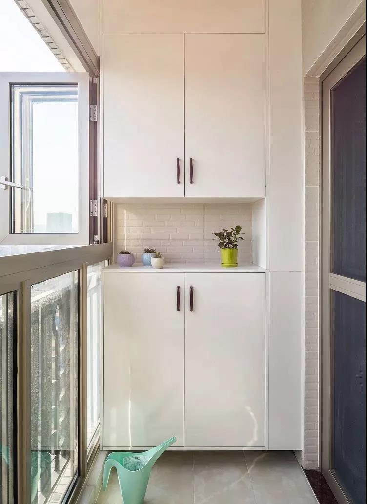 阳台贴什么样的瓷砖好看,没想到瓷砖上面铺地板也这么好看