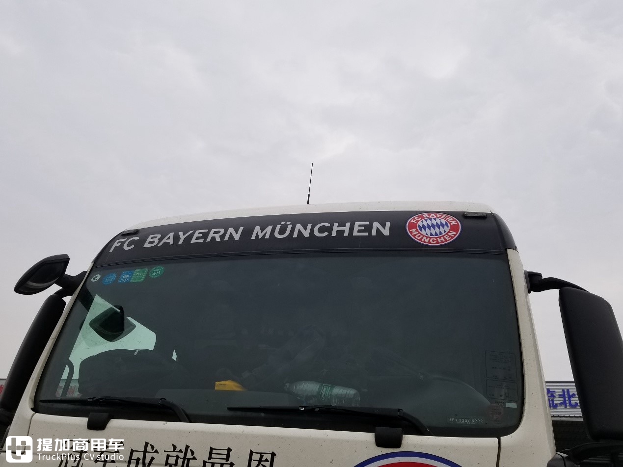 遇到一辆贴满“拜仁慕尼黑”球队元素的卡车，仔细一看竟大有来头