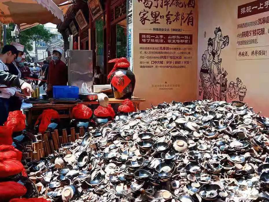 一个姑娘带火一座城！“不倒翁小姐姐”究竟什么来头？