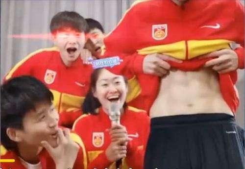 女足晒腹肌男足躺枪,中国女足曾在直播间秀腹肌