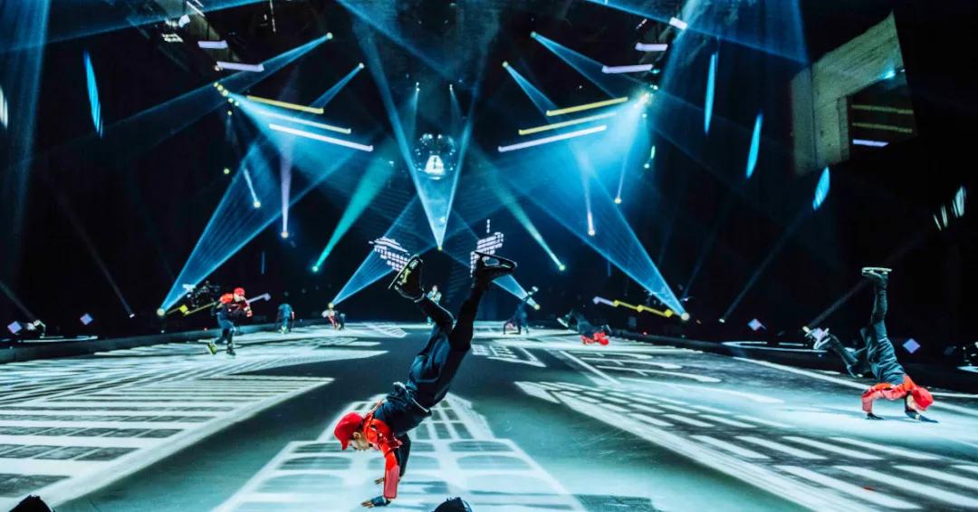 从街头卖唱开始的娱乐巨星,从街头摆摊到百万富翁20年