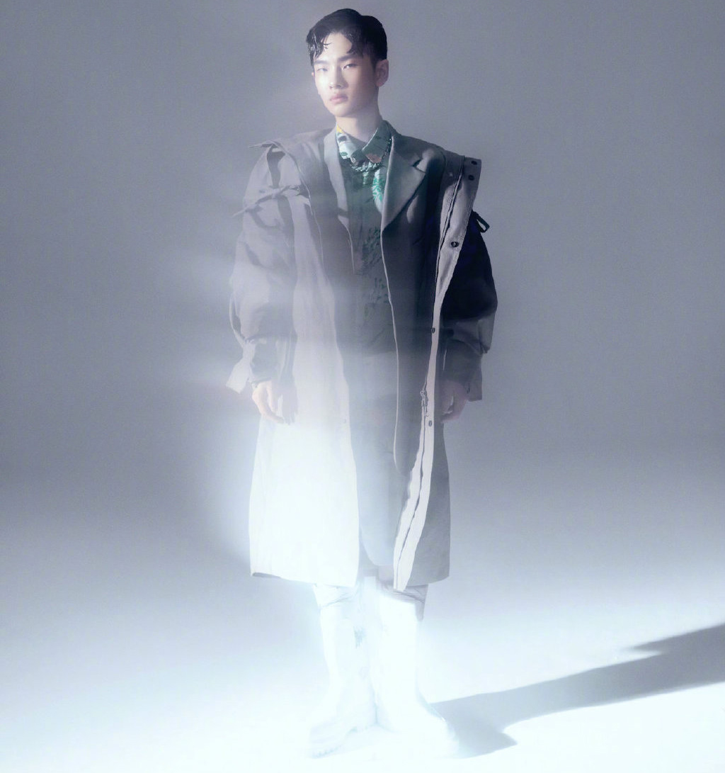 周震南芭莎男士实体刊封面,周震南绿色外套搭配