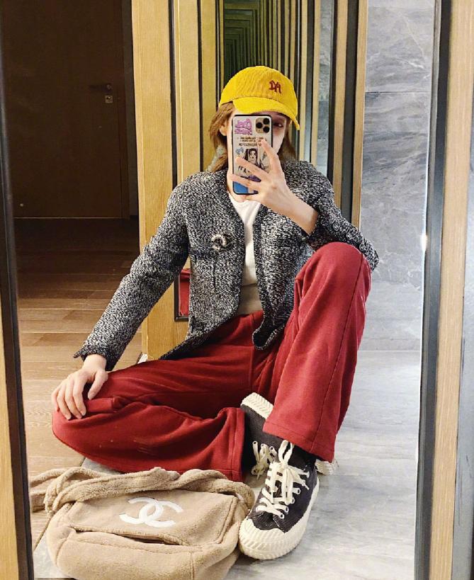 山花浪漫不及眉间一点朱砂，万千颜色都不如红色艳丽好穿搭